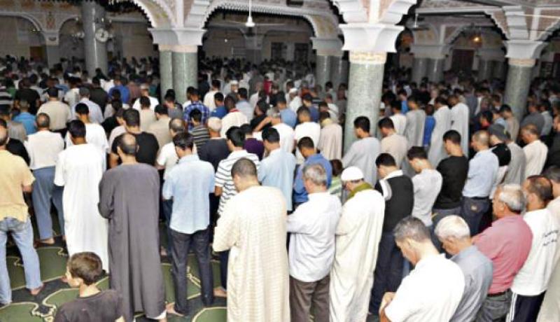 الجزائريون يحتفلون اليوم بلية القدر