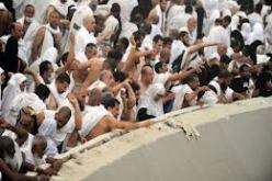 حجاج بيت الله الحرام  يرمون جمرة العقبة بأول أيام عيد الأضحى