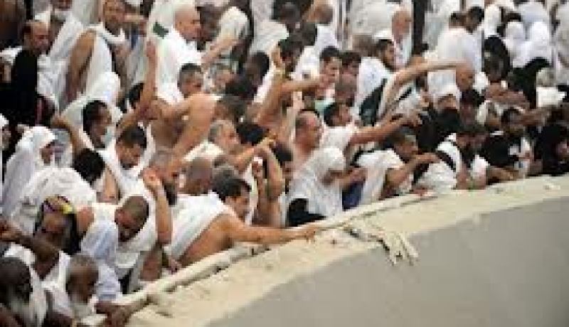 حجاج بيت الله الحرام يرمون جمرة العقبة بأول أيام عيد الأضحى