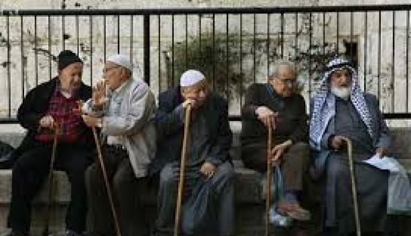 سلطات الإحتلال الاسرائيلي تحتجز 65 مسنا فلسطينيا تجاوزت أعمار غالبيتهم 60 عاما