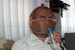 للإقلاع عن التدخين.. رجل تركي يضع رأسه في قفص