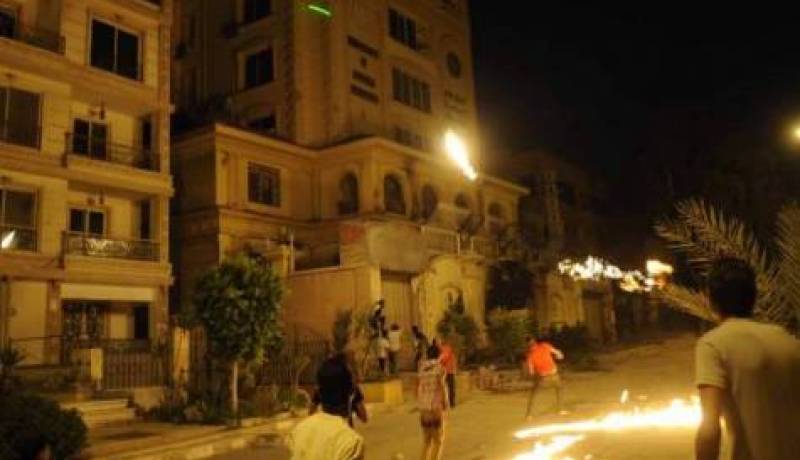 عشرات المتظاهرين يقتحمون مقر الإرشاد بالمقطم ويشعلون النار الطابق العلوي