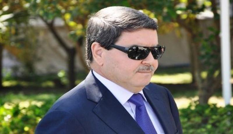 هامل يسدى وسام الشرف للشرطة الجزائرية لحافظ الشرطة مزاري عادل