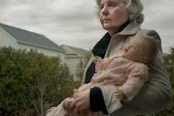 الجدات معرضات للإكتئاب عندما توكل إليهن مهمة الإعتناء بأحفادهن بشكل دائم