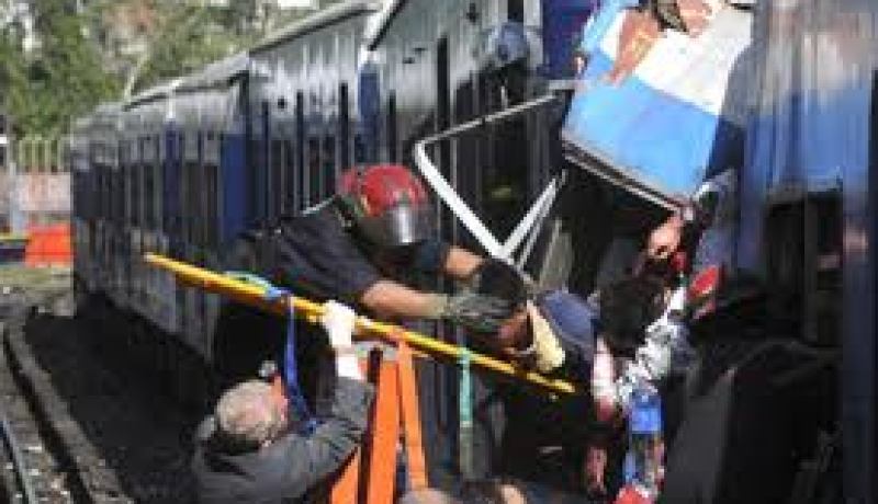 وفاة 26 مصريا و اصابة 28 في حادث تصادم بين قطار وحافلة نقل ركاب
