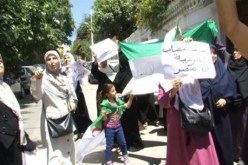 تظاهرة أمام السفارة المصرية بالجزائر للمطالبة بطرد السفير