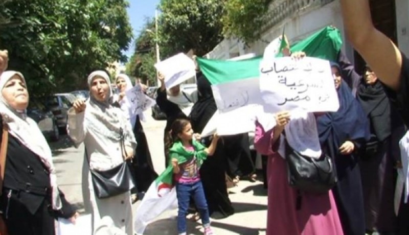 تظاهرة أمام السفارة المصرية بالجزائر للمطالبة بطرد السفير