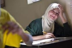 شرطي إسرائيلي يخلع حجاب طالبة بالأقصى