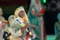 طالبة من نيجيريا تتوج ملكة جمال المسلمات وتفوز برحلة إلى مكة