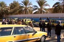 سائقوا الاجرة يقومون بوقفة احتجاجية أمام مقر ولاية ورقلة