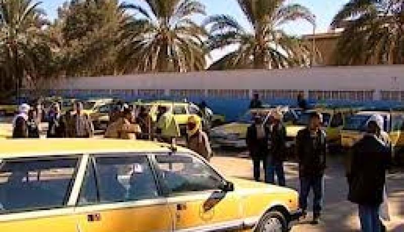 سائقوا الاجرة يقومون بوقفة احتجاجية أمام مقر ولاية ورقلة