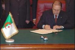 بوتفليقة يوقع عدة مراسيم رئاسية تتضمن التصديق على مذكرة تفاهم و بروتوكول و أربع إتفاقيات
