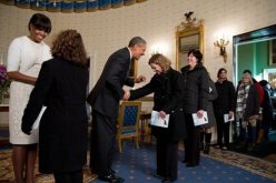 أوباما يفاجئ زوار البيت الأبيض بمصافحتهم