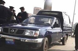 أحد أنصار مرسي يقتحم كمين شرطة مرددا “مرسي راجع” ويستولي على سلاح