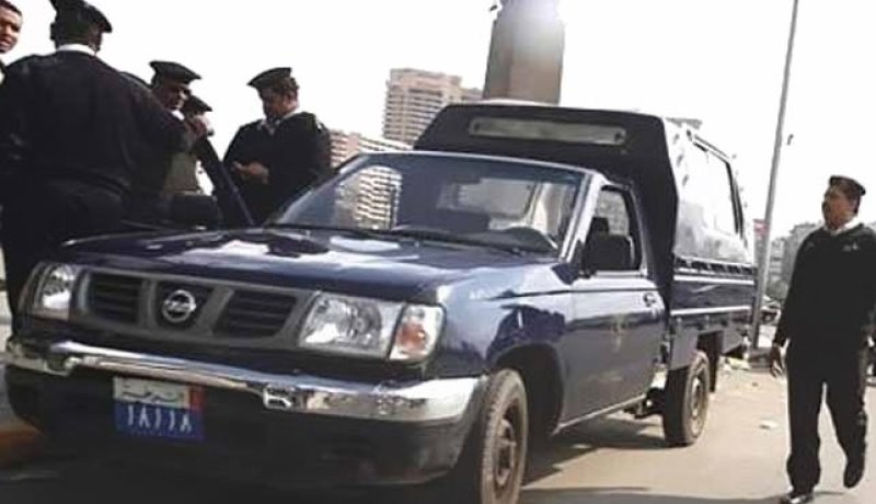 أحد أنصار مرسي يقتحم كمين شرطة مرددا “مرسي راجع” ويستولي على سلاح
