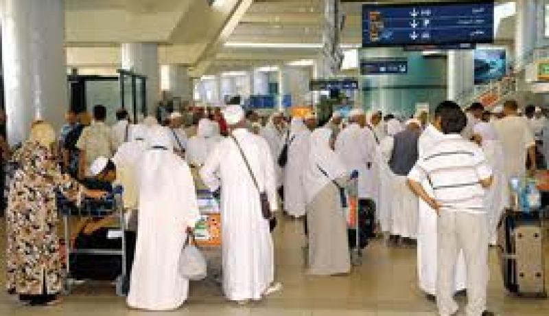 مطار هواري بومدين يستقبل جموع المعتمرين العائدين من البقاع المقدسة خلال يومي عيد الفطر