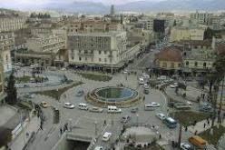 سكان حي دراع بن خدة يحتجون امام مقر ولاية تيزي وزو لعدم انشاء مرافق عمومية