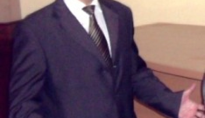 محمد تهمي يزور جرحى حادث حافلة تيكجدة بالبويرة