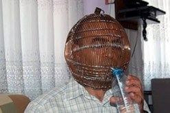 تركي يغلق رأسه بقفص.. و السبب ؟