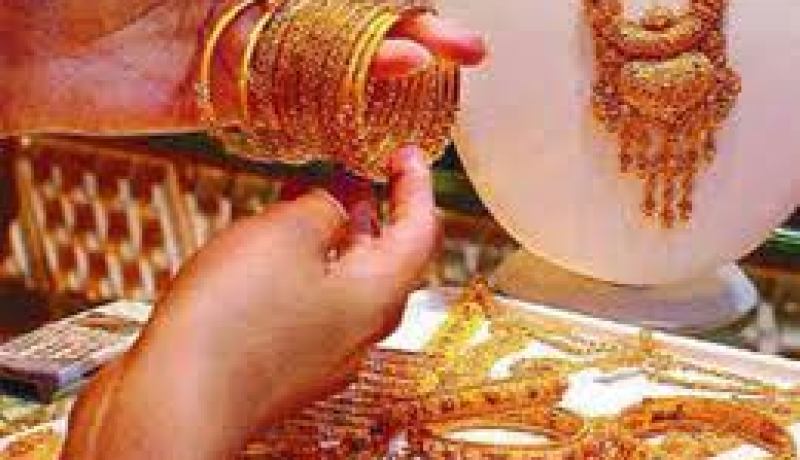 القبض على فتاة و هي تسرق بائع مجوهرات