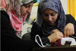 فلسطينيتان تخترعان نظارة ناطقة للمكفوفين