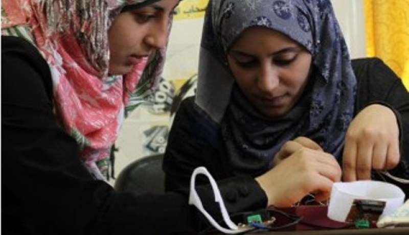 فلسطينيتان تخترعان نظارة ناطقة للمكفوفين