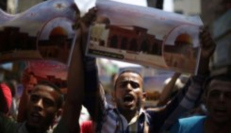 تظاهر آلاف الفلسطينيين في غزة نصرة للقدس ورفضا للمفاوضات