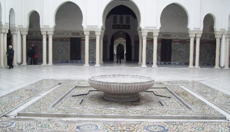مسجد باريس يعلن أن الأربعاء هو أول أيام شهر رمضان  و ليس اليوم في فرنسا
