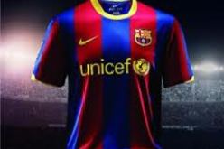 برشلونة يعرض قميصا احتفاليا بعد التتويج بلقب البطولة