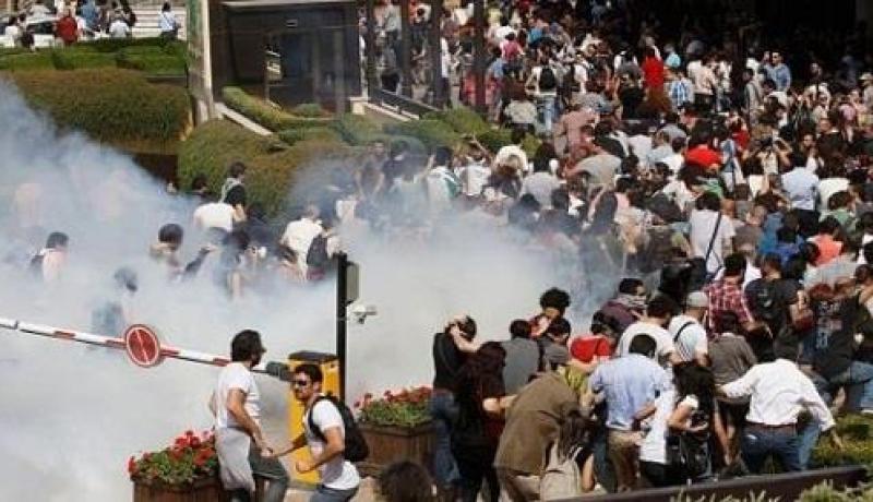 مهاجمة متظاهرين أتراك لمكتب رئيس الوزراء في اسطنبول