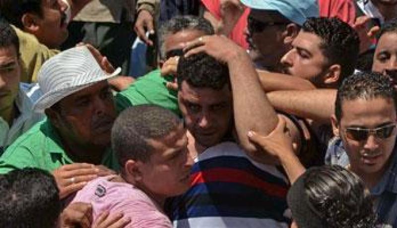 مصلون بالمحلة يشتبكون مع مؤيدين للرئيس المعزول لتوزيعهم منشورات تهاجم الجيش