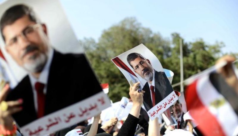 مؤيدو مرسي يحتشدون والجيش يستعرض قوته