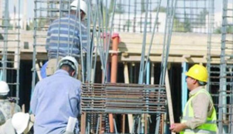 عمال المهن الشاقة يصومون في ظروف صعبة تحت حرارة الشمس