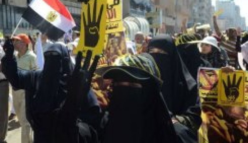 الاف من مؤيدي مرسي يتظاهرون في مصر