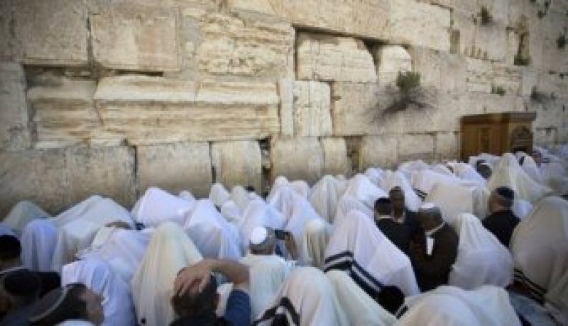 اعتقال متشددين يهود بعد محاولتهم منع نساء من الصلاة قرب حائط المبكى