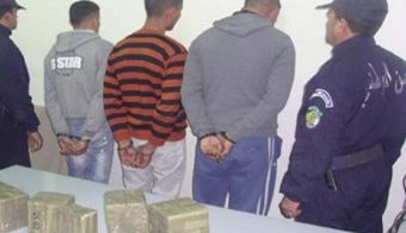 إلقاض القبض على 11 شخصا بتهمة المتاجرة بالمخدرات في خميس خشنة