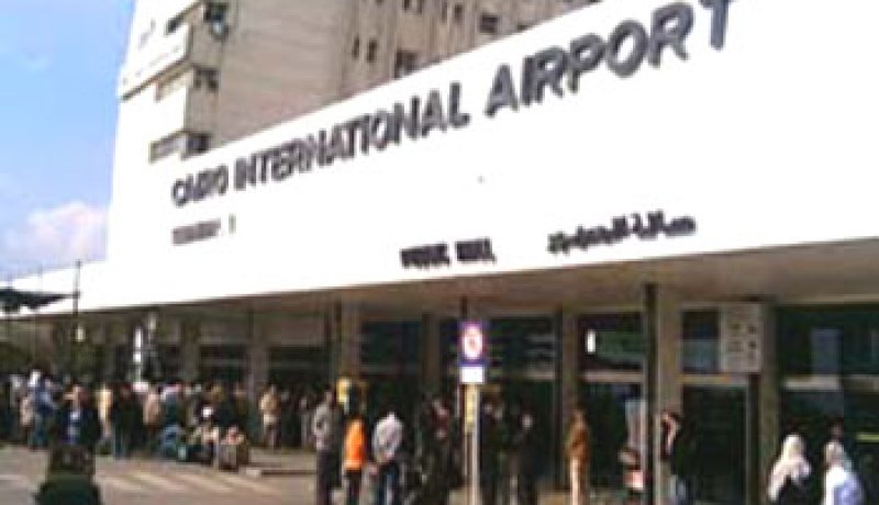 آلاف الأجانب يغادرون مصر قبل انتهاء مهلة الجيش