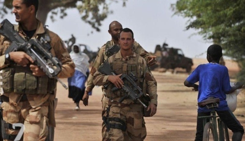 30 من الجنود الفرنسيين المصابين في مالي يعودون إلى باريس لتلقي العلاج