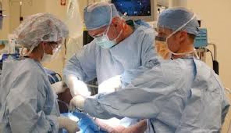 فريق طبي في النعامة ينجح في إجراء عملية لزرع الأنسجة الجلدية