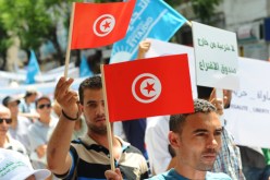 معتصمون تونسيون يعيدون نصب خيامهم بعد تدخل وزير الداخلية