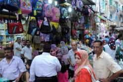 قبيل الدخول الإجتماعي..إقبال واسع لأولياء التلاميذ على محلات بيع الأدوات المدرسية