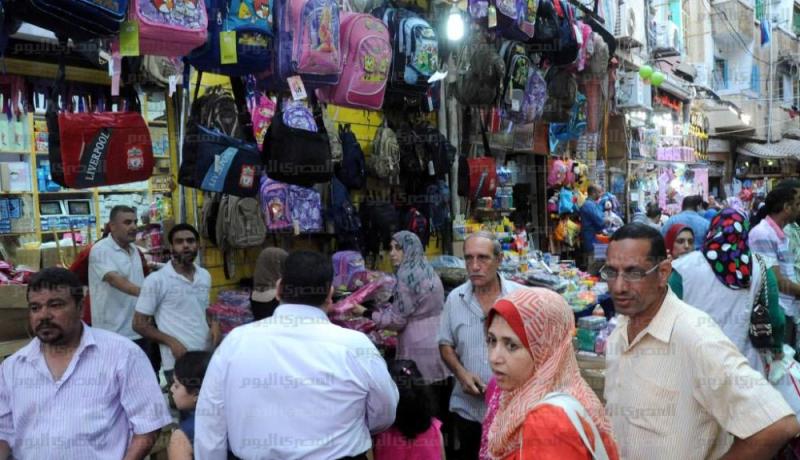 قبيل الدخول الإجتماعي..إقبال واسع لأولياء التلاميذ على محلات بيع الأدوات المدرسية