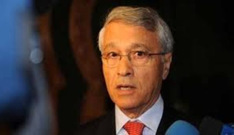 شكيب خليل يؤكد أنه لم يتلقى أي مذكرة توقيف دولية من قبل القضاء الجزائري