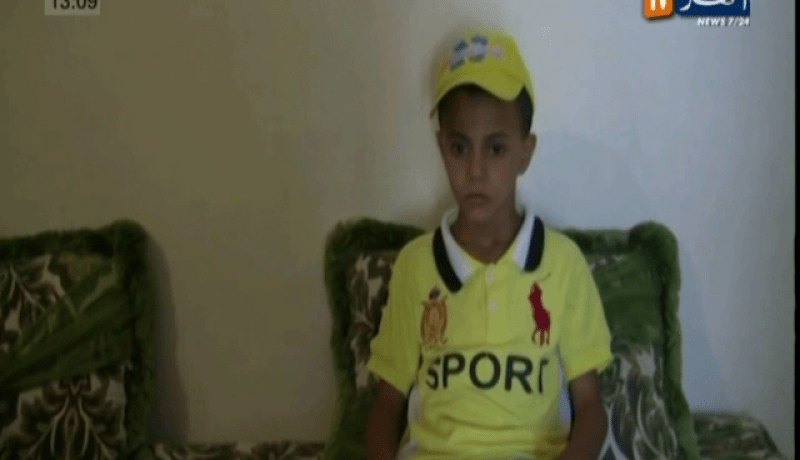 بعد شربه لماء مرقي ..حافظ يخرج من عينيه خيوط قماش و بلاستيك