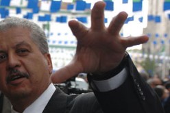 الوزير الأول عبد المالك سلال يتفقد العديد من مشاريع قطاع الطاقة بوهران