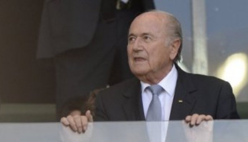 بلاتر يعتبر إقامة نهائيات كأس العالم 2022 في فصل الصيف “مستحيلة”