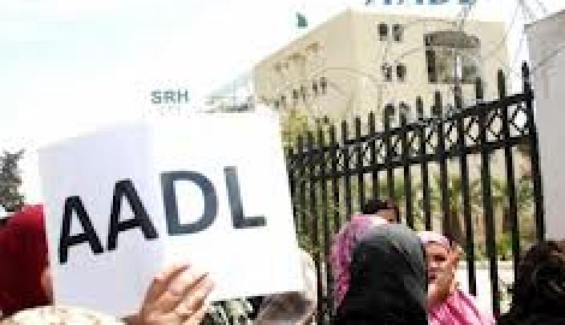 اعتصام العشرات من المكتتبين لسنة 2003 امام وكالة عدل مطالبين منحهم الاولوية