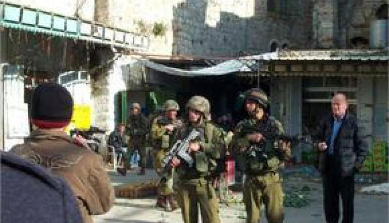 الجيش الإسرائيلي يطلق النار على فلسطيني معوق في محاولة لاعتقاله