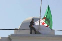 منظمة أبناء الشهداء تنظم وقفة احتجاجية تنديدا بتدنيس الراية الوطنية بقنصيلة الجزائر بالدار البيضاء المغربية