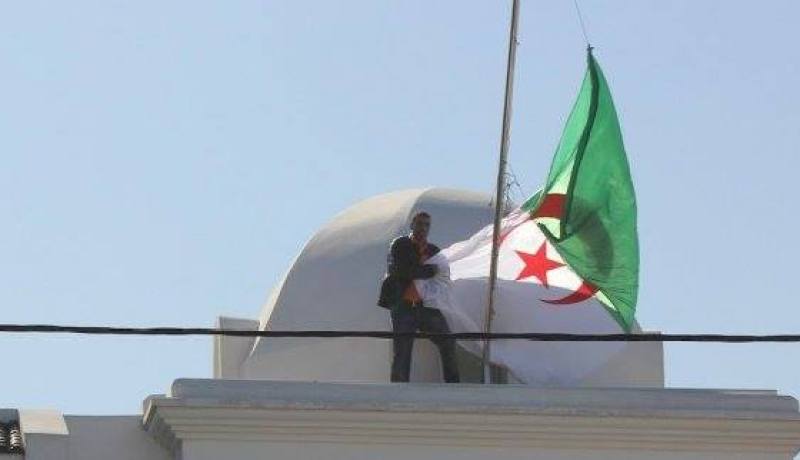 منظمة أبناء الشهداء تنظم وقفة احتجاجية تنديدا بتدنيس الراية الوطنية بقنصيلة الجزائر بالدار البيضاء المغربية